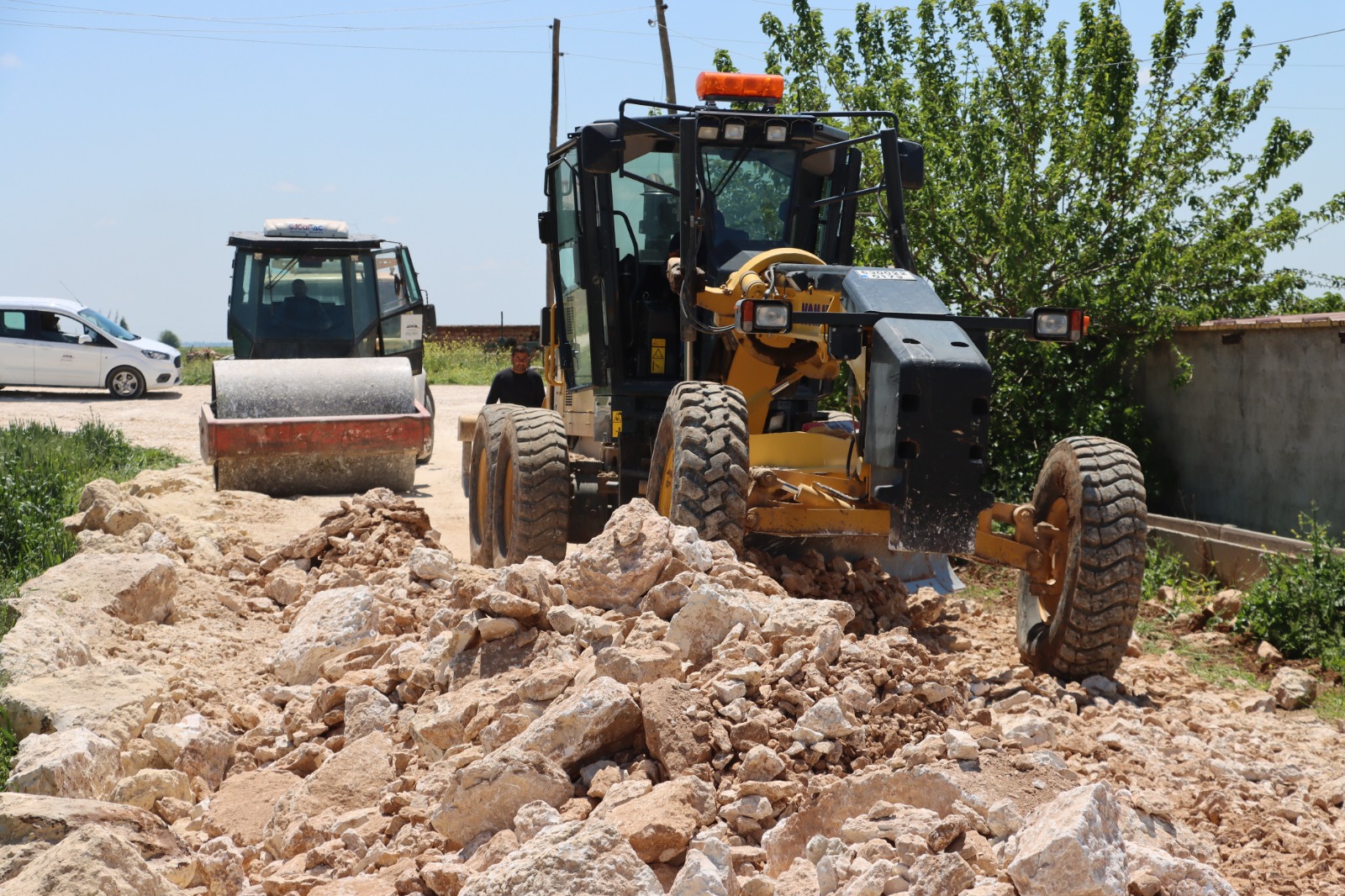 BÜYÜKŞEHİR, HARRAN’DA 7,2 KİLOMETRELİK YOLU YENİLİYOR